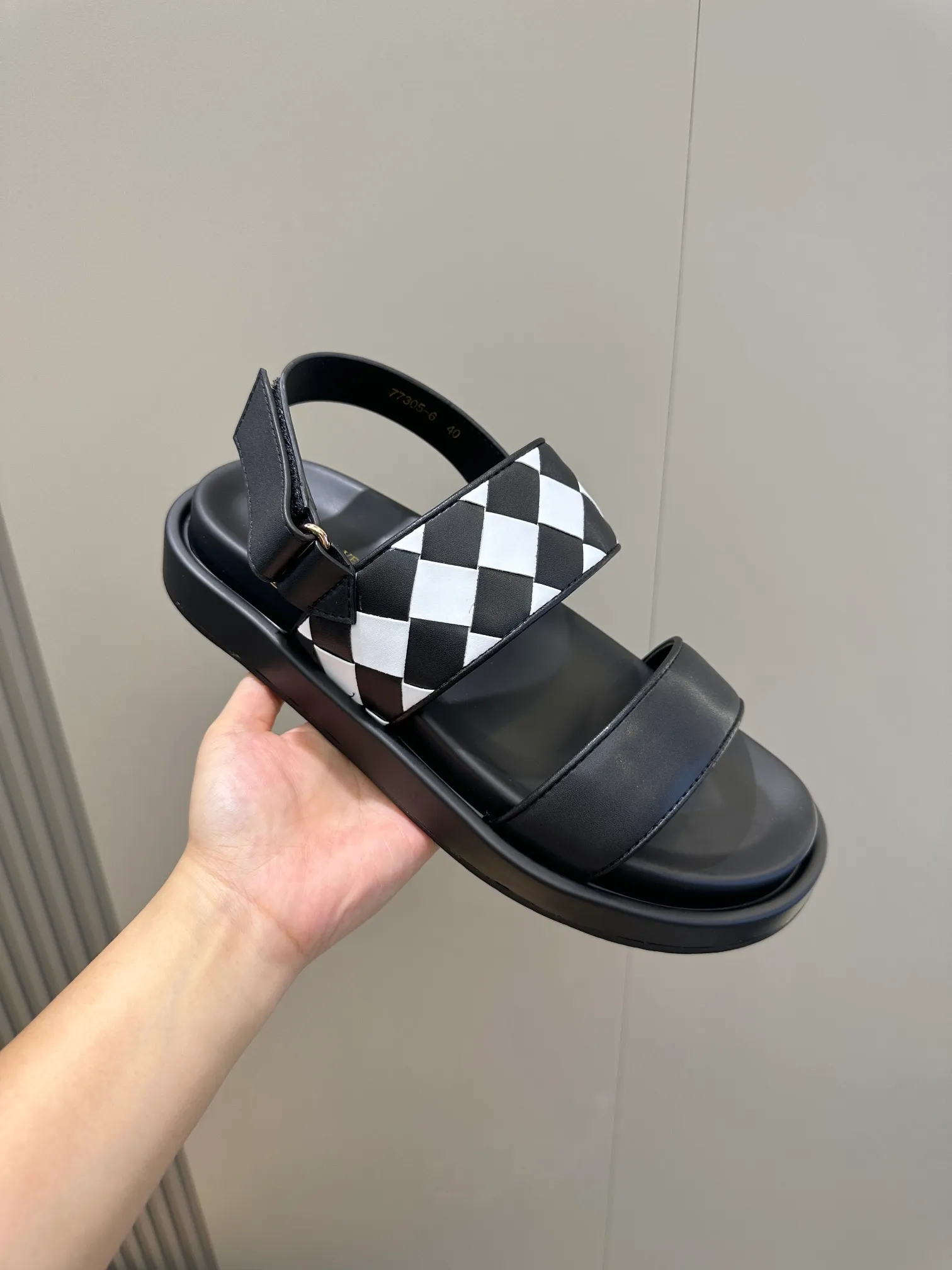 Factory price: 360💰BV hand-woven men's slippers and sandals - suitable for walking. It still emphasizes minimalism and practical wearability, but is full of vivid artistry. Super classic, luxurious and comfortable, imported cowhide + cowhide lining + lightweight outsole Size: 39-44 (customized at 38.45)